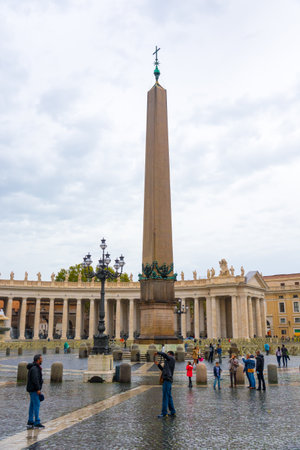 Big obelisk at St Peters Square in Rome at Vatican City - ROME, ITALY - NOVEMBER 5, 2016のeditorial素材