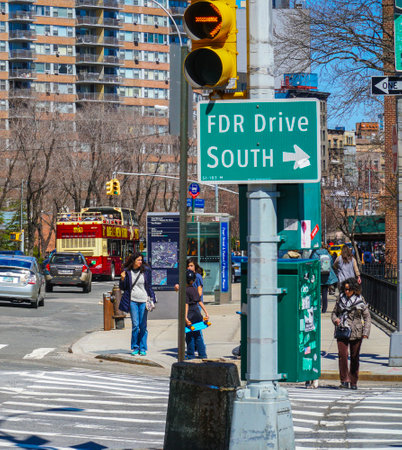 Direction sign to FDR Drive in New York- MANHATTAN / NEW YORK - APRIL 1, 2017のeditorial素材