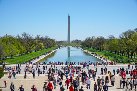 Washington sightseeing - The Reflecting Pool at Lincoln Memorial - WASHINGTON DC - COLUMBIA - APRIL 7, 2017のeditorial素材