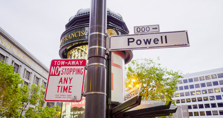 Street sign Powell Street San Francisco - SAN FRANCISCO - CALIFORNIA - APRIL 18, 2017のeditorial素材