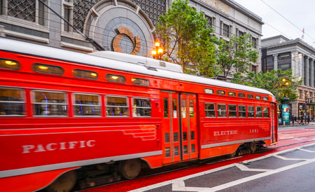 Street car in San Francisco - SAN FRANCISCO - CALIFORNIA - APRIL 18, 2017のeditorial素材