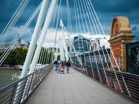 The Golden Jubilee Bridge in Londonのeditorial素材