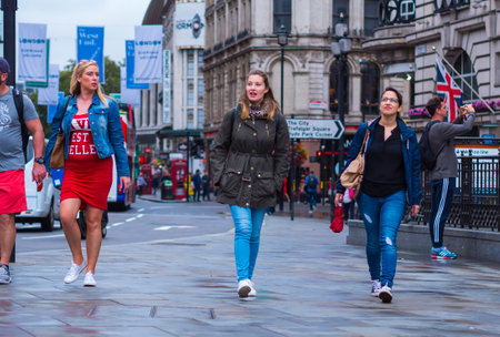 Walking at Piccadilly Circus London - a girls tripのeditorial素材