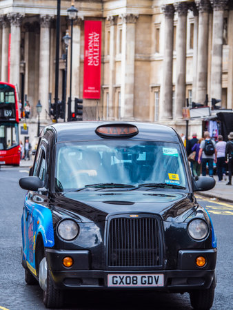 Typical London Taxi Cab at National Galleryのeditorial素材