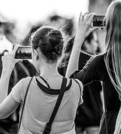 Tourists doing photos on Westminster Bridge in London - LONDON / GREAT BRITAIN - SEPTEMBER 19, 2016のeditorial素材