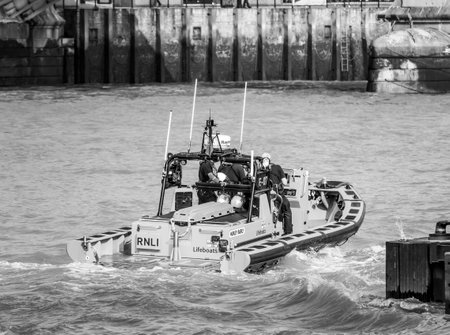 Lifeboat on River Thames in London - LONDON / GREAT BRITAIN - SEPTEMBER 19, 2016のeditorial素材