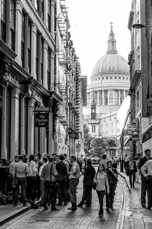 Narrow lane at St Pauls Cathedral in London - LONDON / GREAT BRITAIN - SEPTEMBER 19, 2016のeditorial素材