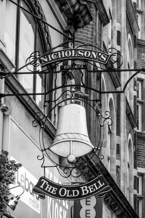 The Old Bell English Pub in London - LONDON / GREAT BRITAIN - SEPTEMBER 19, 2016のeditorial素材