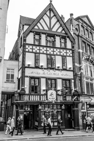 The beautiful George Pub in London - LONDON / GREAT BRITAIN - SEPTEMBER 19, 2016のeditorial素材