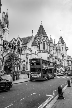 City of London Street view - LONDON / GREAT BRITAIN - SEPTEMBER 19, 2016のeditorial素材