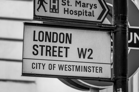 London Street in Paddington - LONDON / GREAT BRITAIN - SEPTEMBER 19, 2016のeditorial素材