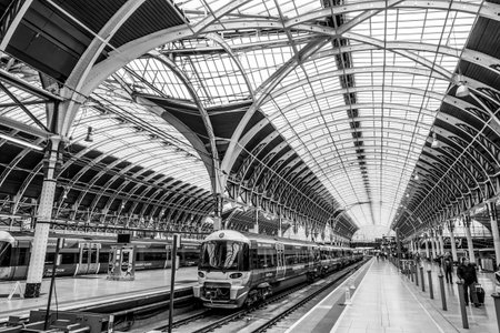 The Platforms at Paddington Station in London - LONDON / GREAT BRITAIN - SEPTEMBER 19, 2016のeditorial素材