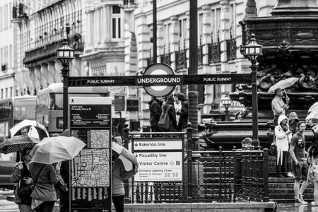 Piccadilly Circus London on a rainy day - LONDON / GREAT BRITAIN - SEPTEMBER 19, 2016のeditorial素材