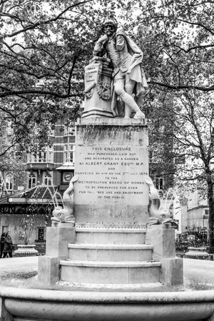 Fountain at new Leicester Square Park - LONDON / GREAT BRITAIN - SEPTEMBER 19, 2016のeditorial素材