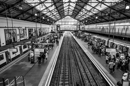 The platforms of Earls Court Station in London - LONDON / GREAT BRITAIN - SEPTEMBER 19, 2016のeditorial素材