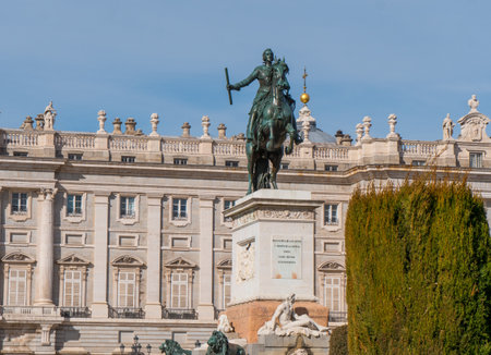Isabel Segunda Statue and monument at Orient Square in Madrid - MADRID / SPAIN - FEBRUAR 21, 2018のeditorial素材