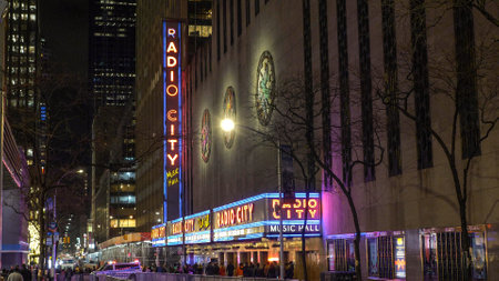 Radio City Music Hall in New York by night - NEW YORK, USA - DEのeditorial素材