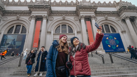 New York visitors take a selfie at the Metropolitan museum - NEWのeditorial素材