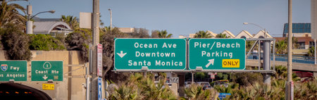 Street signs to Santa Monica - LOS ANGELES, USA - MARCH 29, 2019のeditorial素材