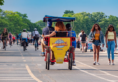 Walk and bike lanes along Chicago beach - CHICAGO, USA - JUNE 11, 2019のeditorial素材