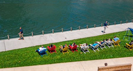 The popular riverside of Chicago River - CHICAGO, USA - JUNE 11, 2019のeditorial素材
