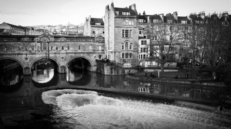 Foto per Pulteney Bridge in Bath England in black and white - BATH, ENGLAND - DECEMBER 29, 2019 - Immagine Royalty Free