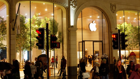 Apple Store in London Knightsbridge - LONDON, UK - DECEMBER 20, 2022のeditorial素材