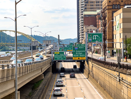 Street traffic in Pittburgh - PITTSBURGH, UNITED STATES - JUNE 08, 2023のeditorial素材