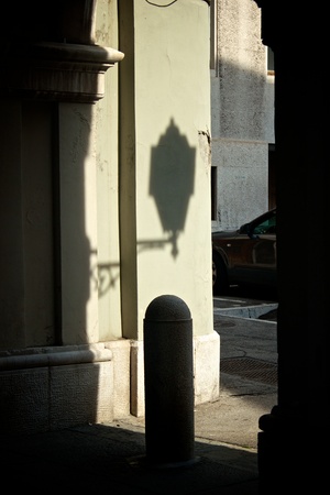 Lamp shadow on the wall in archwayの写真素材