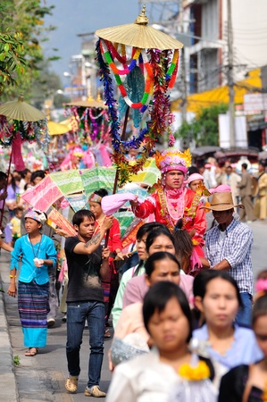 CHIANGMAI THAILAND-APRIL 5: Poi Sang Long ordination.Traditional annual ceremony of Wat Pa Pao Shan. on April 5,2012 in Chiangmai, Thailand.のeditorial素材