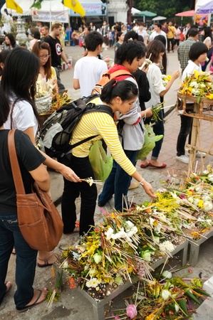 CHIANG MAI THAILAND-MAY 19 : Inthakhin traditional Offerings of flowers.Thai offering flowers attended a ceremony to worship the city pillar at Wat Chedi Luang.on May 19,2012 in Chiangmai Thailandのeditorial素材