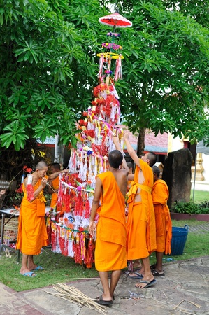 LAMPHUN,THAILAND - SEPT. 29 : Salak Yom tradition,Traditionally done since ancient times to the present. Merit for the deceased ancestors. at Hariphunchai temple on Sept. 29, 2012 in Lamphun,Thailandのeditorial素材