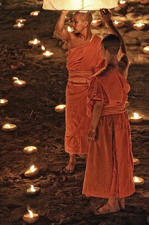 CHIANG MAI THAILAND-NOVEMBER 28 : Loy Krathong festival in Chiangmai.Traditional monk Lights floating balloon made of paper annually at Wat Phan Tao temple.on November 28,2012 in Chiangmai,Thailand のeditorial素材