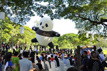  CHIANG MAI THAILAND - NOVEMBER 23 :Thailand International Balloon Festival in Chiang Mai.People come to watch the release of balloons in the afternoon. on November 23,2012 in Chiangmai,Thailandのeditorial素材