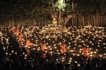 CHIANG MAI THAILAND-FEBRUARY 25 : Makha Bucha Day.Traditional buddhist monks are lighting candles for religious ceremonies at Wat Phan Tao temple.on FEB. 25,2013 in Chiangmai,Thailandのeditorial素材