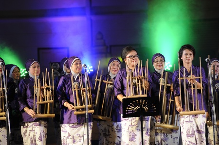 CHIANG MAI THAILAND-March 8 : CHIANG MAI FEST 2013.Unidentified women artist musicians Balitbang Angklung group at King monument plaza.on March 8,2013 in Chiangmai,Thailandのeditorial素材