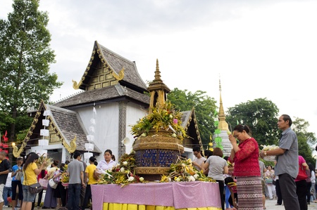CHIANG MAI THAILAND-JUNE 8 : Inthakhin traditional Offerings of flowers.Unidentified woman are offerings flowers to the traditional city pillar shrine. at Chedi Luang temple.on June 8,2013 in Chiangmai Thailandのeditorial素材