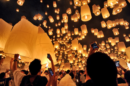 CHIANG MAI THAILAND-NOVEMBER 16 : Loy Krathong festival. Unidentified men and women lights floating balloon made of paper annually at the Sansai. on Nov. 16,2013 in Chiang Mai, Thailand.のeditorial素材