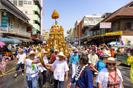 CHIANG MAI THAILAND - APRIL 13 : Chiangmai Songkran festival.The tradition of bathing the Buddha Phra Singh marched on an annual basis. With respect to faith. on April 13, 2015 in Chiangmai,Thailand.のeditorial素材