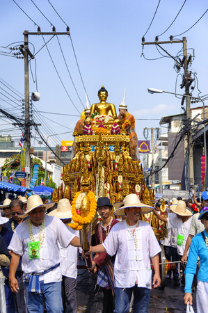 CHIANG MAI THAILAND - APRIL 13 : Chiangmai Songkran festival.The tradition of bathing the Buddha Phra Singh marched on an annual basis. With respect to faith. on April 13, 2015 in Chiangmai,Thailand.のeditorial素材
