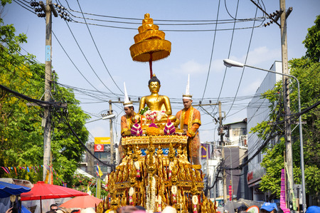 CHIANG MAI THAILAND - APRIL 13 : Chiangmai Songkran festival.The tradition of bathing the Buddha Phra Singh marched on an annual basis. With respect to faith. on April 13, 2015 in Chiangmai,Thailand.のeditorial素材