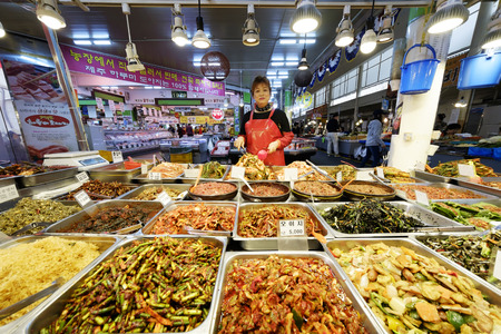 SEOUL, KOREA - OCTOBER 7, 2015 : Seoul market, Food Vendors are presented a list native of Korea.のeditorial素材