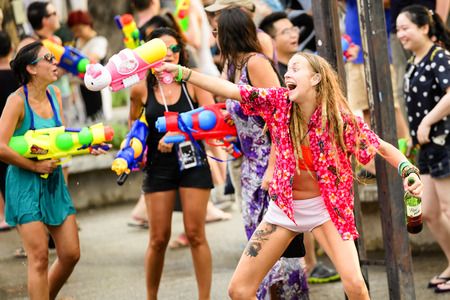 CHIANG MAI THAILAND - APRIL 12, 2017 : Chiang Mai Songkran Festival. Unidentified men and women traveler like to join the fun with splashing water at Tha-Phae road, festival is held annually in April.のeditorial素材