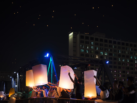 CHIANG MAI, THAILAND - NOVEMBER 3, 2017 : Loy Krathong festival, Unidentified tourist lights floating lanterns made of paper annually Loy Krathong Festival, popular place is the Ping River of the cityのeditorial素材