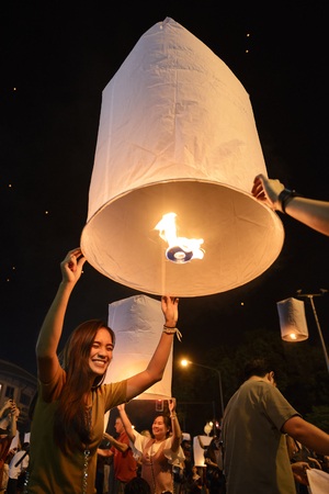 CHIANG MAI, THAILAND - NOVEMBER 3, 2017 : Loy Krathong festival, Unidentified tourist lights floating lanterns made of paper annually Loy Krathong Festival, popular place is the Ping River of the cityのeditorial素材