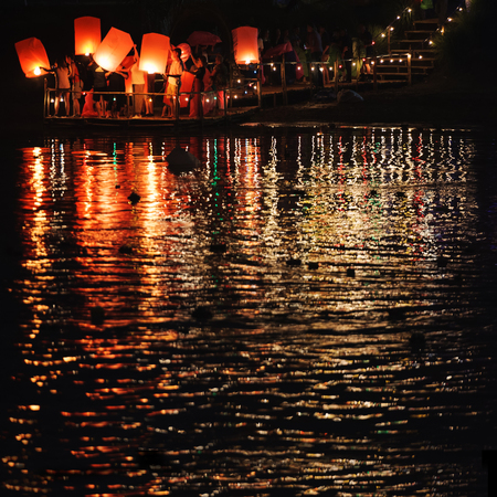 CHIANG MAI, THAILAND - NOVEMBER 3, 2017 : Loy Krathong festival, Unidentified tourist lights floating lanterns made of paper annually Loy Krathong Festival, popular place is the Ping River of the cityのeditorial素材