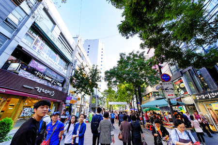 SEOUL, KOREA - OCTOBER 3, 2015 : Insadong shopping street, Korean people tourists walking shopping the neighbourhood. It is fashionable to be the most popular. neighbourhood is must when traveling.のeditorial素材