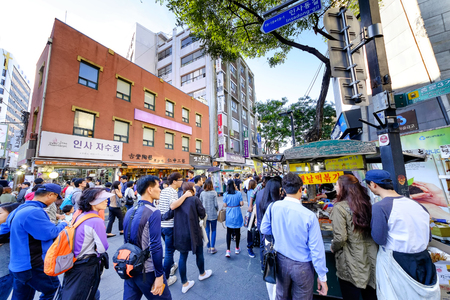 SEOUL, KOREA - OCTOBER 3, 2015 : Insadong shopping street, Korean people tourists walking shopping the neighbourhood. It is fashionable to be the most popular. neighbourhood is must when traveling.のeditorial素材