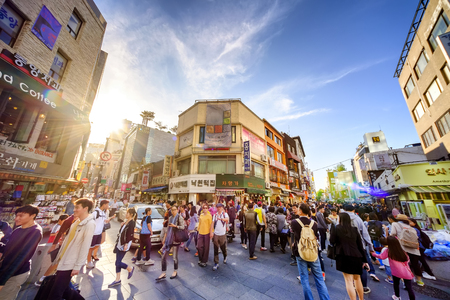 SEOUL, KOREA - OCTOBER 3, 2015 : Insadong shopping street, Korean people tourists walking shopping the neighbourhood. It is fashionable to be the most popular. neighbourhood is must when traveling.のeditorial素材