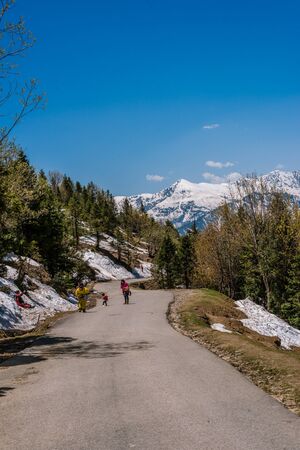 Manali, Himachal Pradesh, India - May 01, 2019 : Tourist enjoying in gulaba. Road to Rohtang pass in himalayas, indiaのeditorial素材